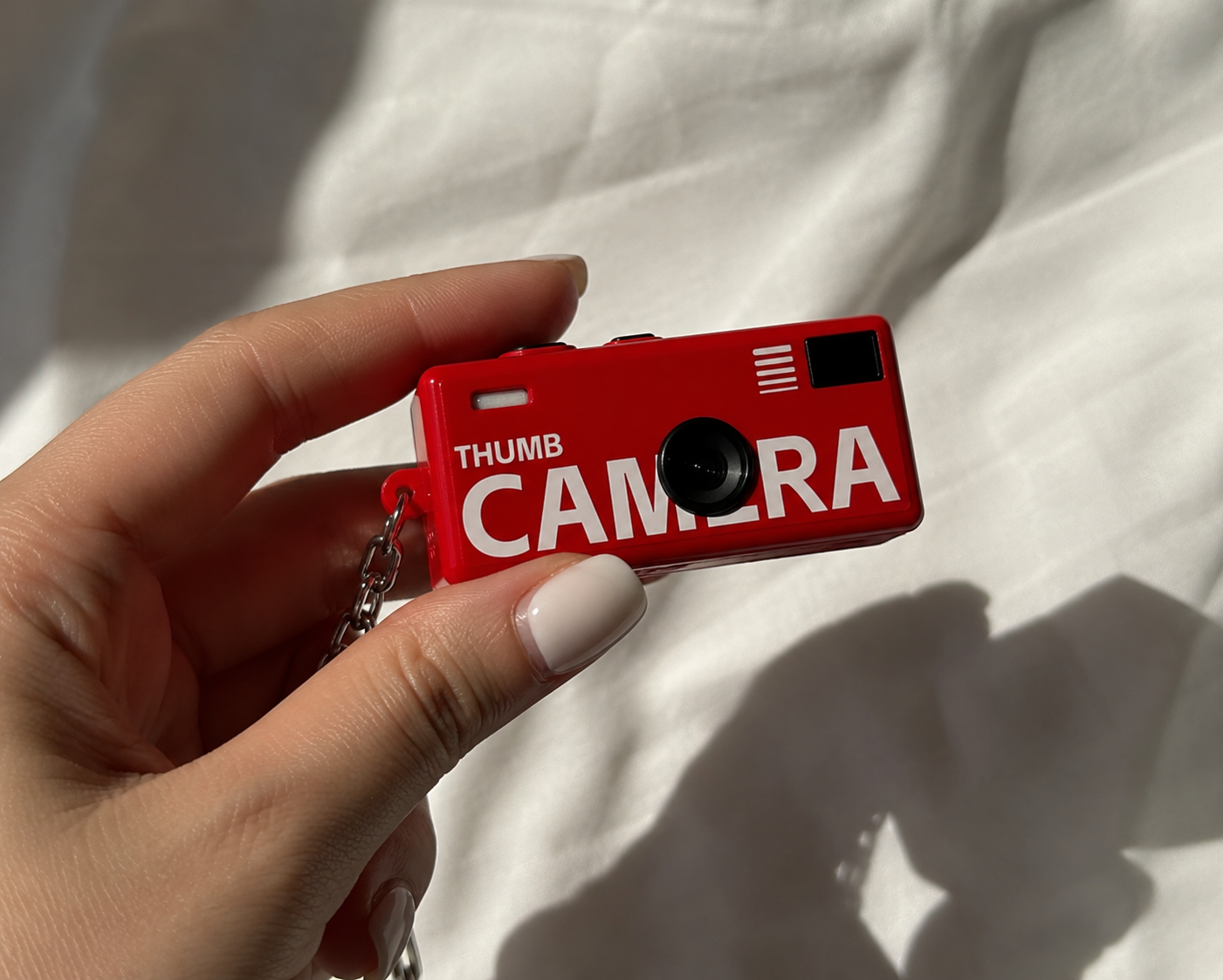 Cámara Picta roja en mano